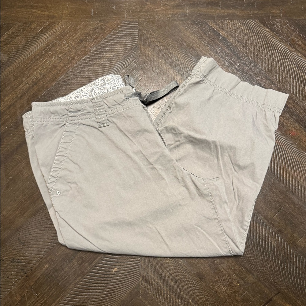 Eddie Bauer woman’s grey Capri pants Size 10